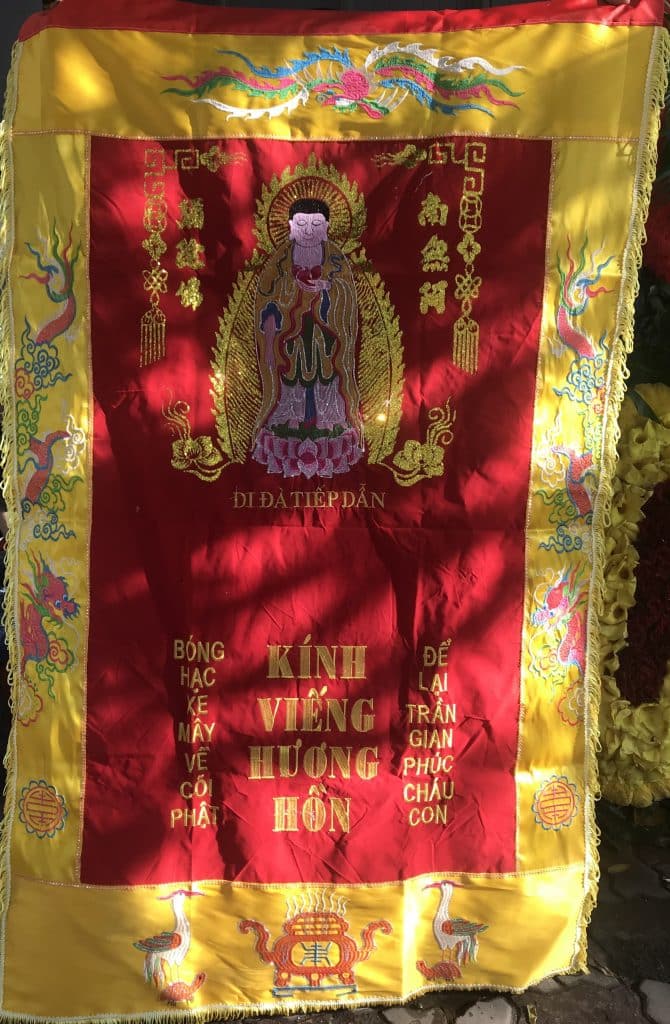 Đi viếng đám tang nên chọn Vòng Hoa hay Bức Trướng 10 z2753327214882 c917556720820e71904d9967c1da67b0